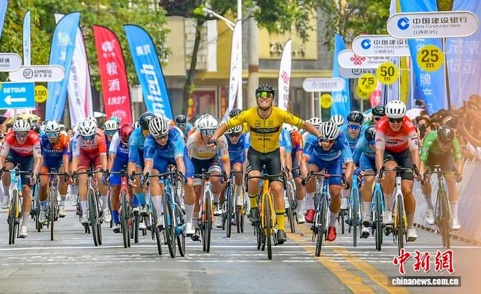 意大利车手洛伦佐·卡塔尔多斩获环鄱赛第五赛段