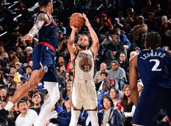 勇士收官战再陷困境 库里数据下滑引重建讨论