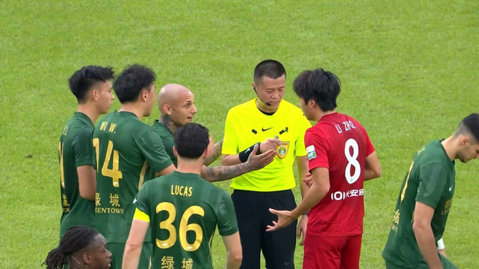 升班马重庆铜梁龙1-0爆冷击败浙江队，成中超黑