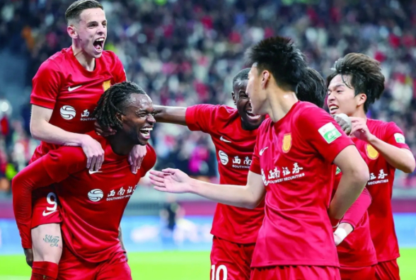 升班马重庆铜梁龙1-0爆冷击败浙江队，成中超黑